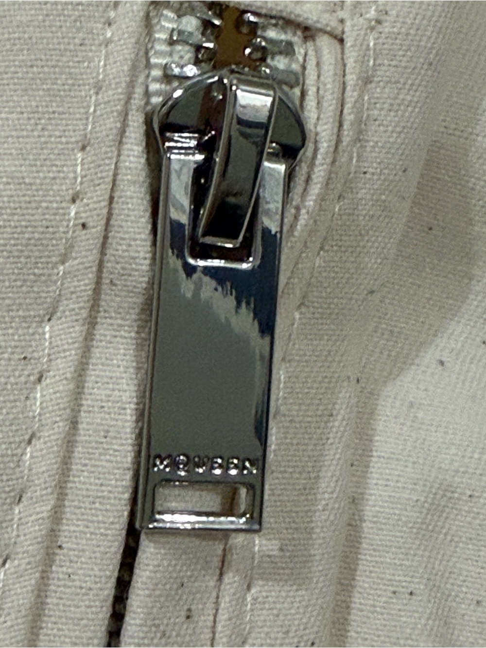 Alexander McQueen Cream garment Bag with Black Logo - Picture 4 of 8